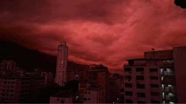 El color rojizo del cielo suele estar relacionado con las condiciones de la atmósfera y no representa una señal de que vaya a ocurrir otro terremoto.
