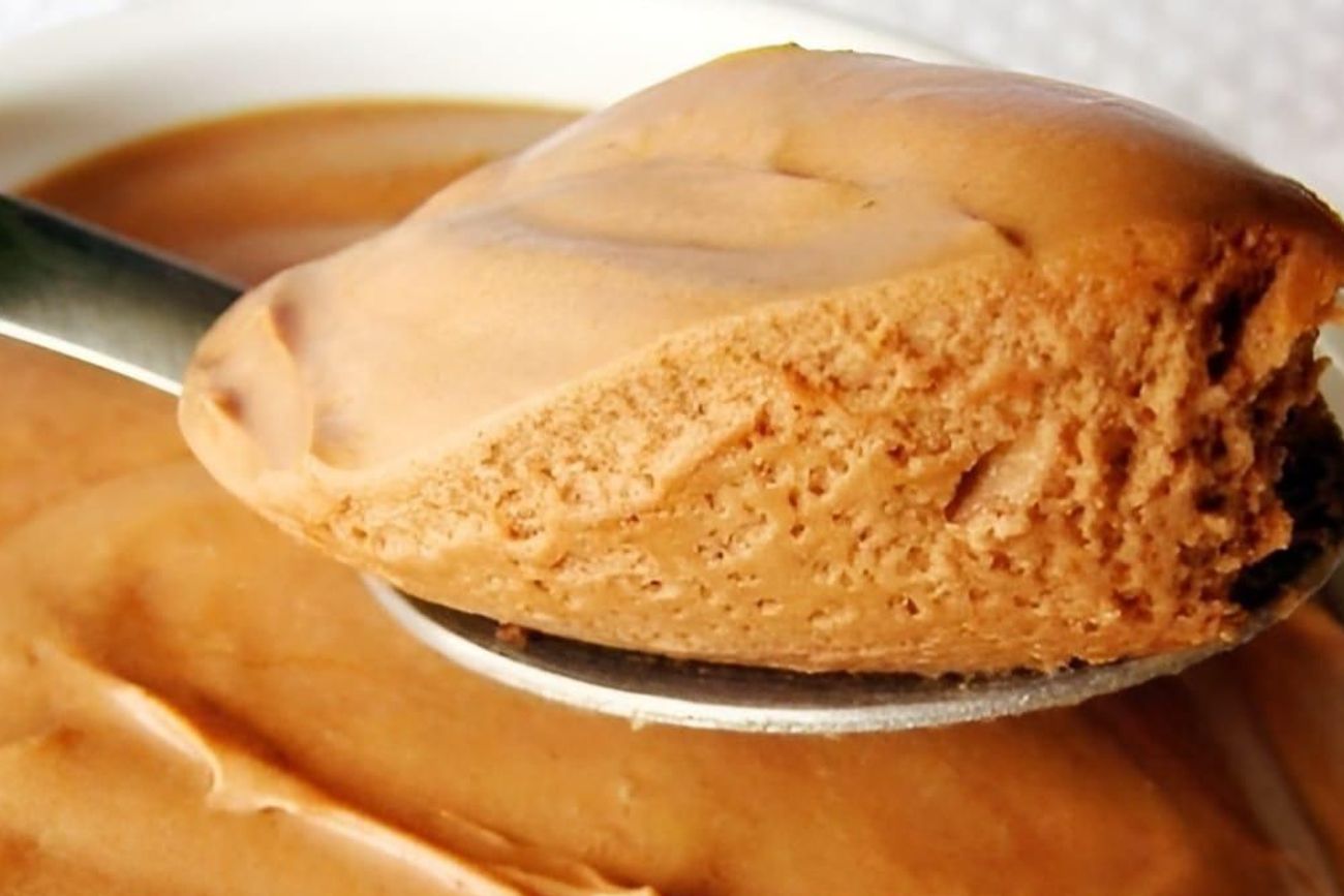 El dulce de leche aireado incorpora pequeñas burbujas de aire que le otorgan una textura mucho más liviana que la versión tradicional.