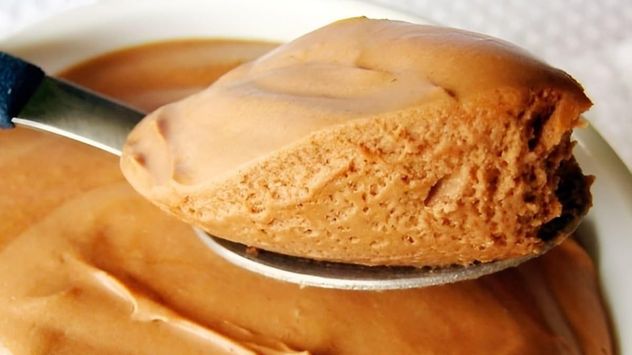 El dulce de leche aireado incorpora pequeñas burbujas de aire que le otorgan una textura mucho más liviana que la versión tradicional.