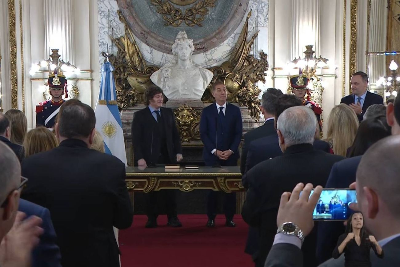 Casa Rosada. Javier Milei le toma juramento a Diego Santilli como nuevo jefe de Gabinete.
