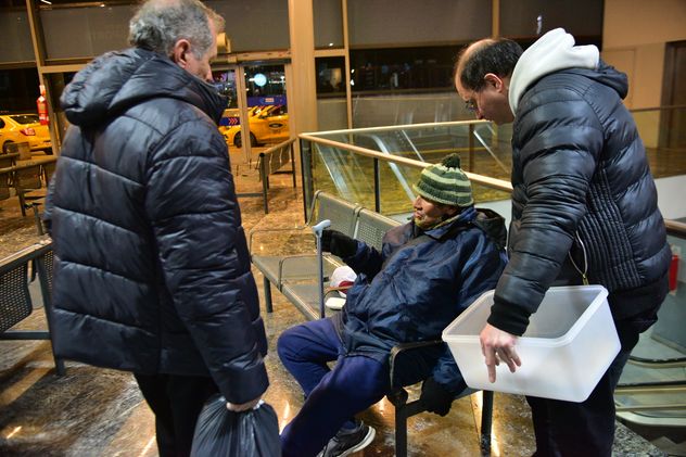 En la Terminal Nueva personas en situación de calle se resguardan un rato del frío.,