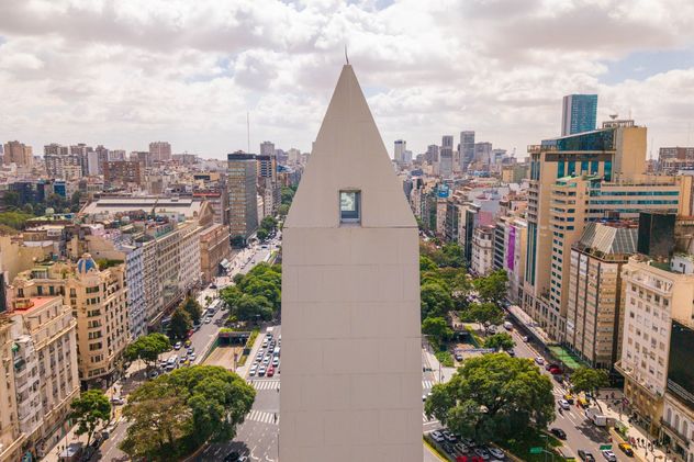 La renovada cúspide permite redescubrir el cruce de las avenidas Corrientes y 9 de Julio.
