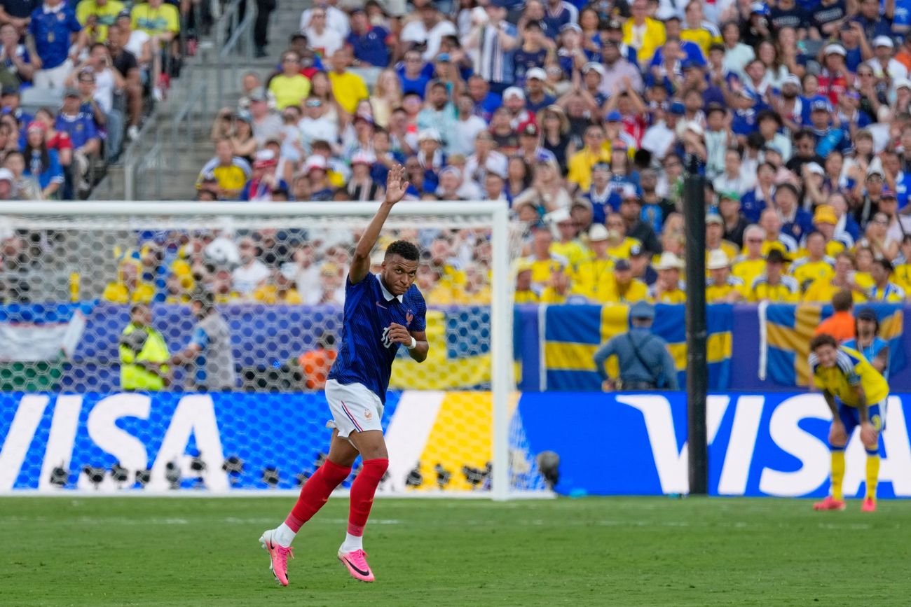 Kylian Mbappe y su doblete ante Suecia.