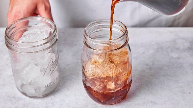El cold brew se prepara con una extracción en agua fría durante varias horas, mientras que el café helado parte de un café elaborado con agua caliente.