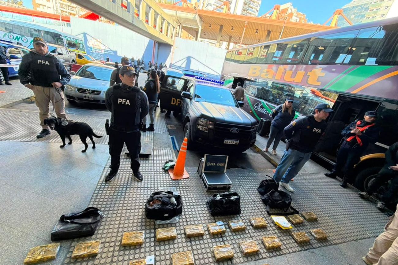 Secuestro de cocaína por parte de la Policía Federal en la terminal de ómnibus de Córdoba. 