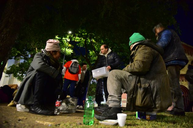 Personas en situación de calle en las inmediaciones a la Terminal de Ómnibus.