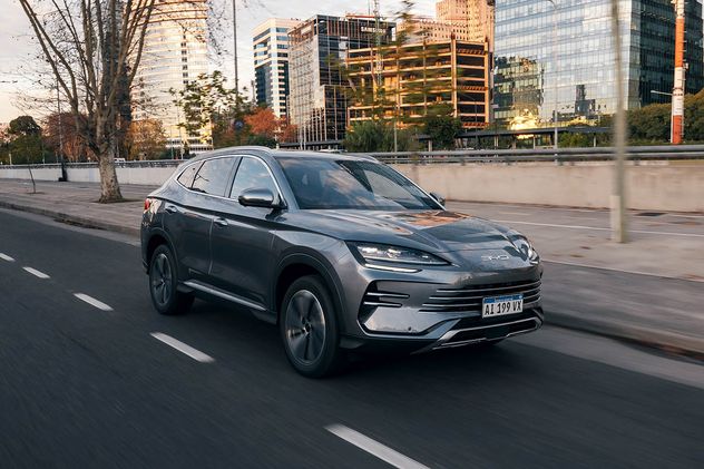 Es un híbrido enchufable. Cuenta con un motor 1.5 turbo naftero (130 CV y 122 Nm) asociado a un impulsor eléctrico (204 CV y 300 Nm).