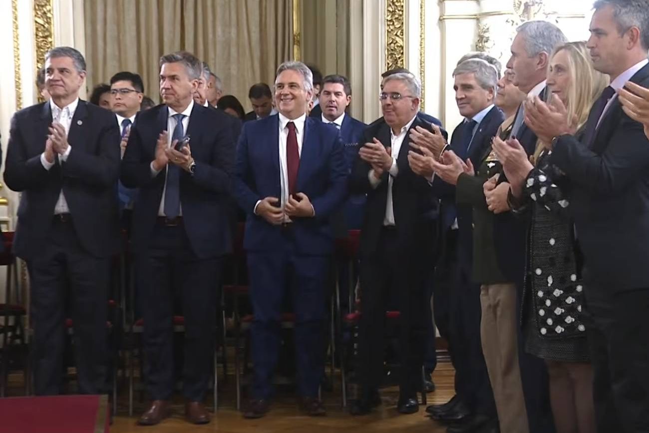 Rosada. Martín Llaryora, junto a otros gobernadores, en la jura de Diego Santilli. 