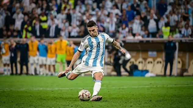 Gonzalo Montiel patea el penal decisivo contra Francia en la final del Mundial de Qatar 2022. 