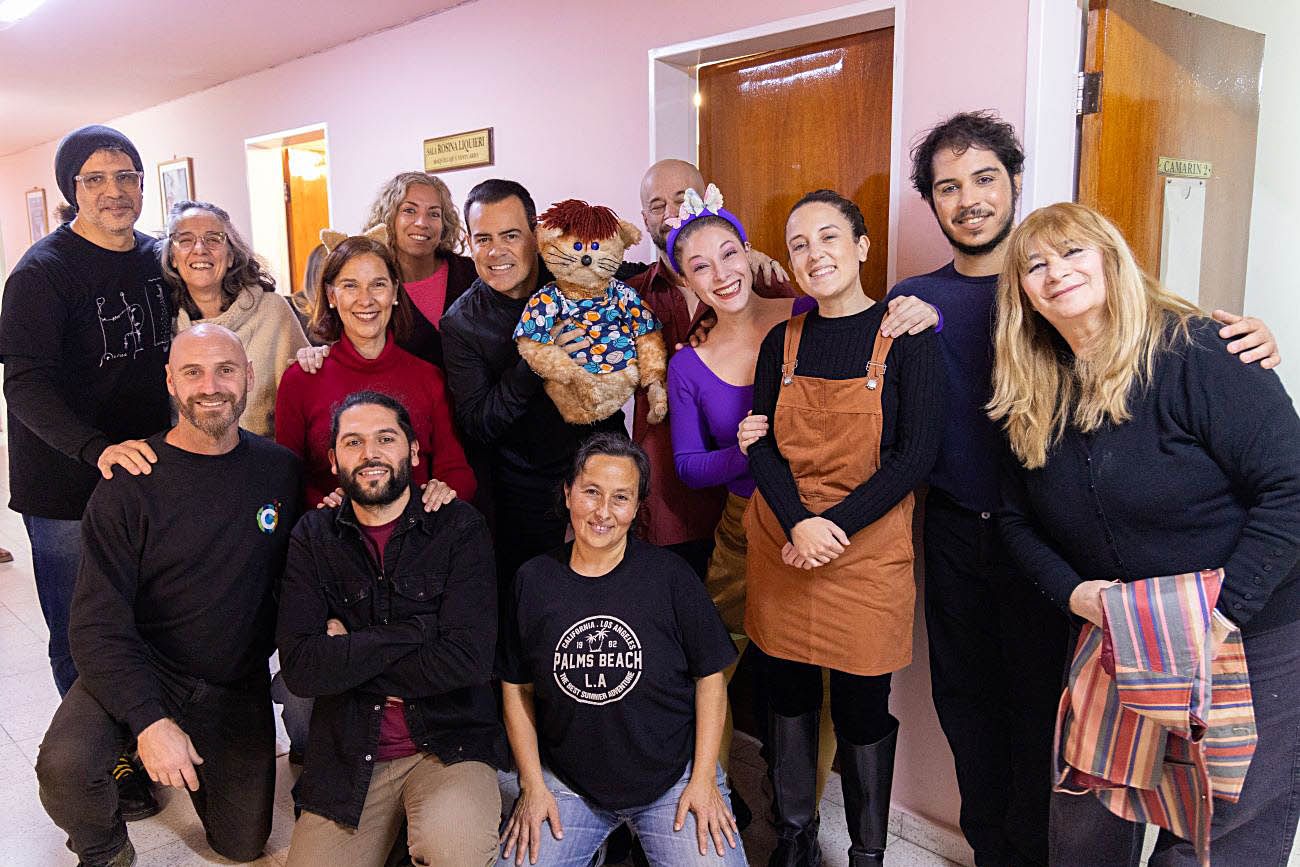 Marcelo Rodio junto al elenco Estable de Títeres, presentando la obra  “Sietevidas, la vuelta del gato”.