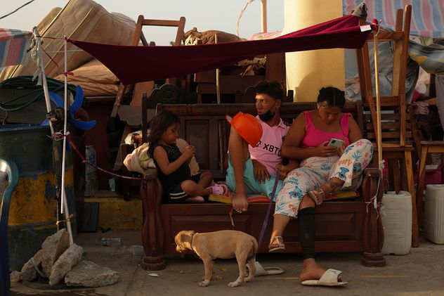 Personas afectadas por los terremotos hacen fila para recibir alimentos distribuidos por el Gobierno en La Guaira, Venezuela.