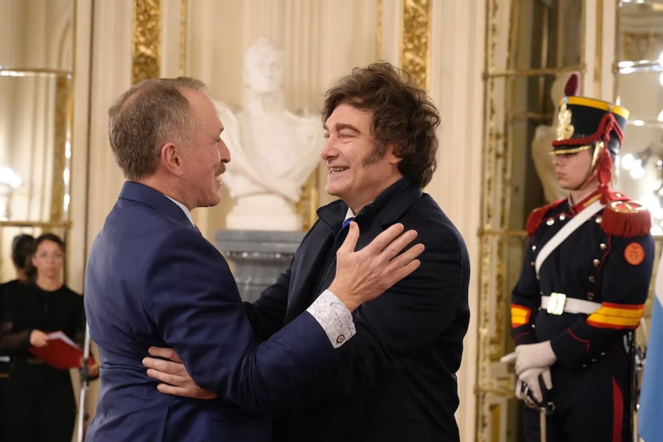 Javier Milei y Peter Lamelas, embajador de los Estados Unidos.
