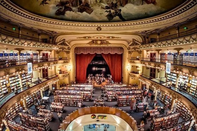 El antiguo escenario del teatro funciona actualmente como un distinguido espacio de lectura y café.