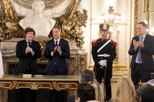 El presidente Javier Milei, en la toma de juramento del nuevo jefe de Gabinete, Diego Santilli. El saliente Manuel Adorni, como testigo. (Prensa Presidencia de la Nación)
