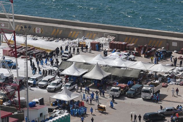 Personal forense recoge los cuerpos de las víctimas del terremoto en el puerto de La Guaira, Venezuela. 