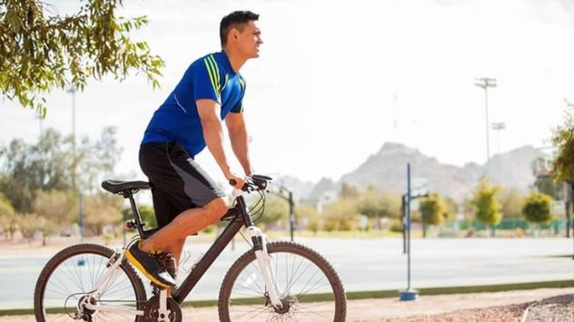 Montar en bicicleta de forma regular aporta beneficios tanto para la salud física como para el bienestar mental.
