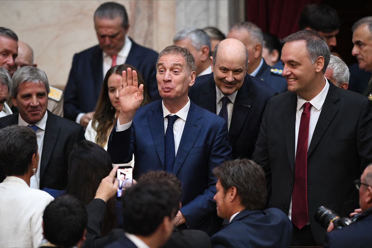 Diego Santilli y Manuel Adorni en la Asamblea Legislativa