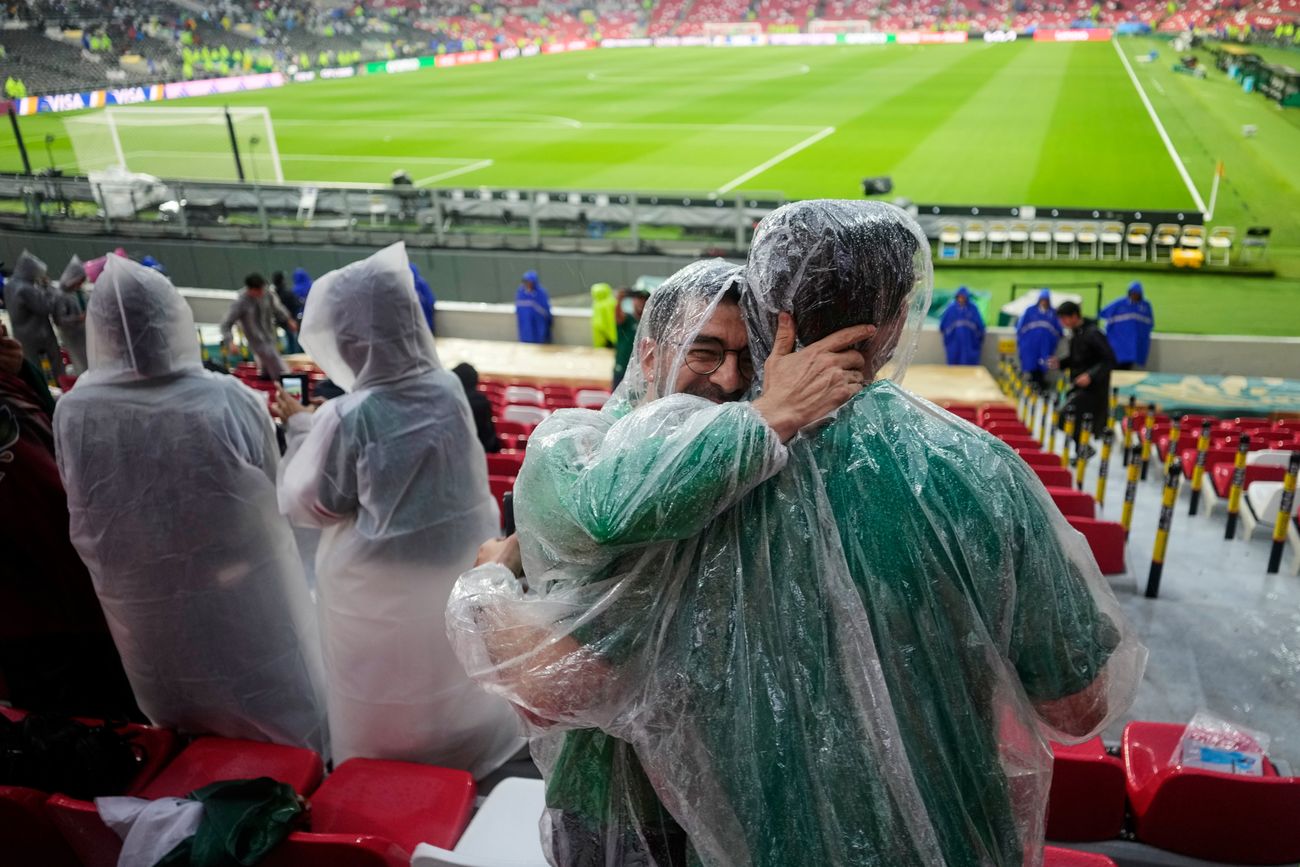 Ecuador ante México, demorado por tormentas.