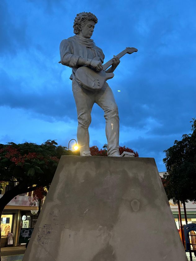 Estatua de Gustavo Cerati, inaugurada hace poco en el centro de San José de Costa Rica.
