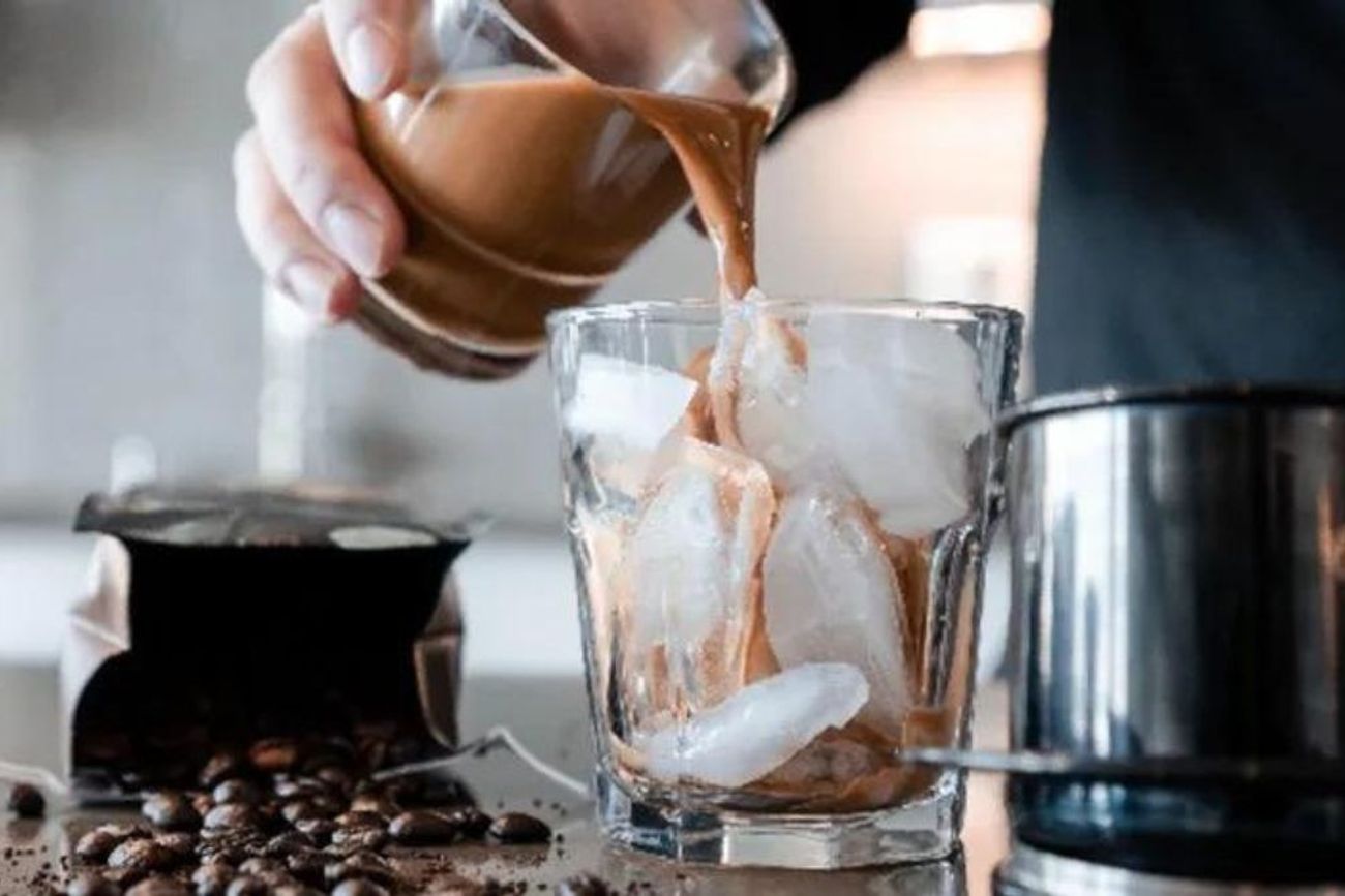 El cold brew se prepara con una extracción en agua fría durante varias horas, mientras que el café helado parte de un café elaborado con agua caliente.