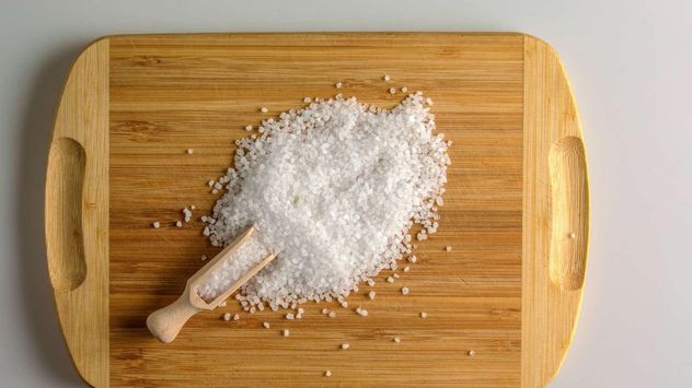 La sal gruesa actúa como un abrasivo natural que ayuda a remover restos de comida y olores de las tablas de madera.