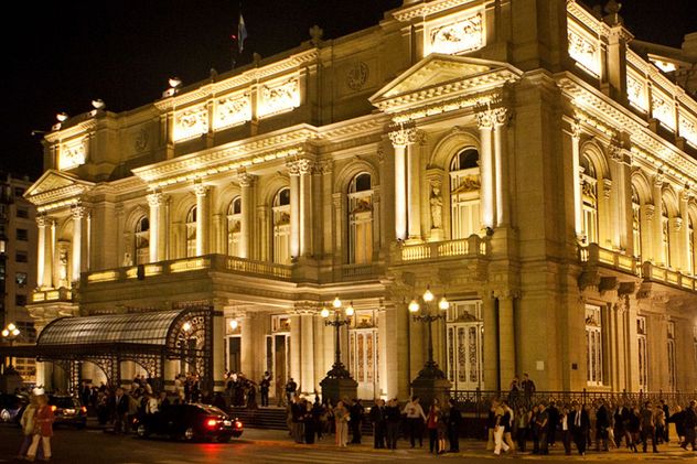 El Teatro Colón, un orgullo nacional que deslumbra al mundo por su imponente arquitectura y su acústica perfecta.