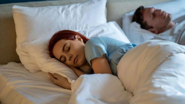 Dormir sobre el lado izquierdo puede ayudar a reducir los episodios de reflujo y acidez durante la noche.