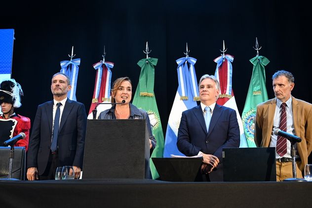 Guillermo Arias, secretario Legislativo de la Unicameral, a la derecha de Llaryora. 