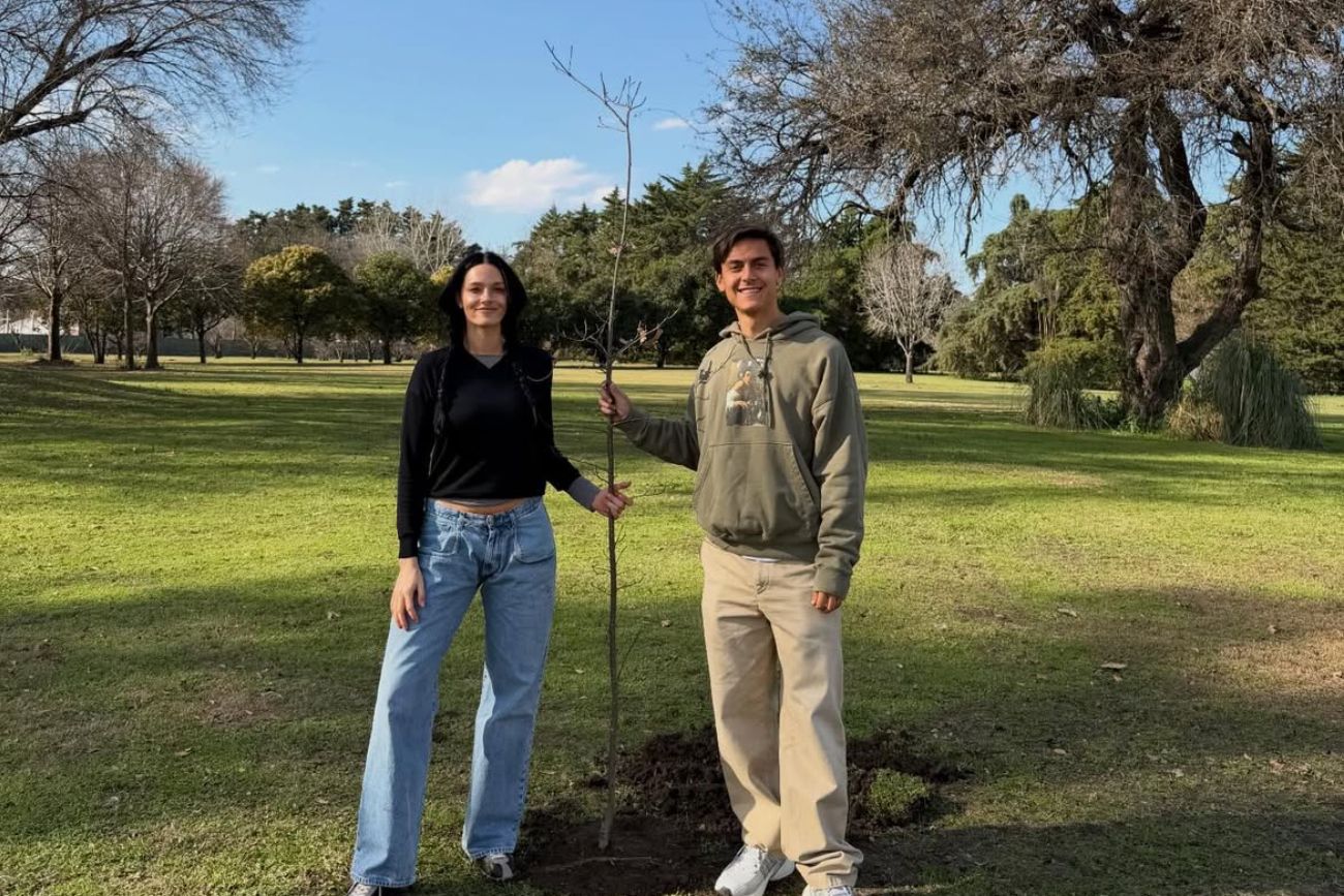 Las imágenes que compartió Paulo Dybala en su visita al país: Un árbol, una hija, un libro