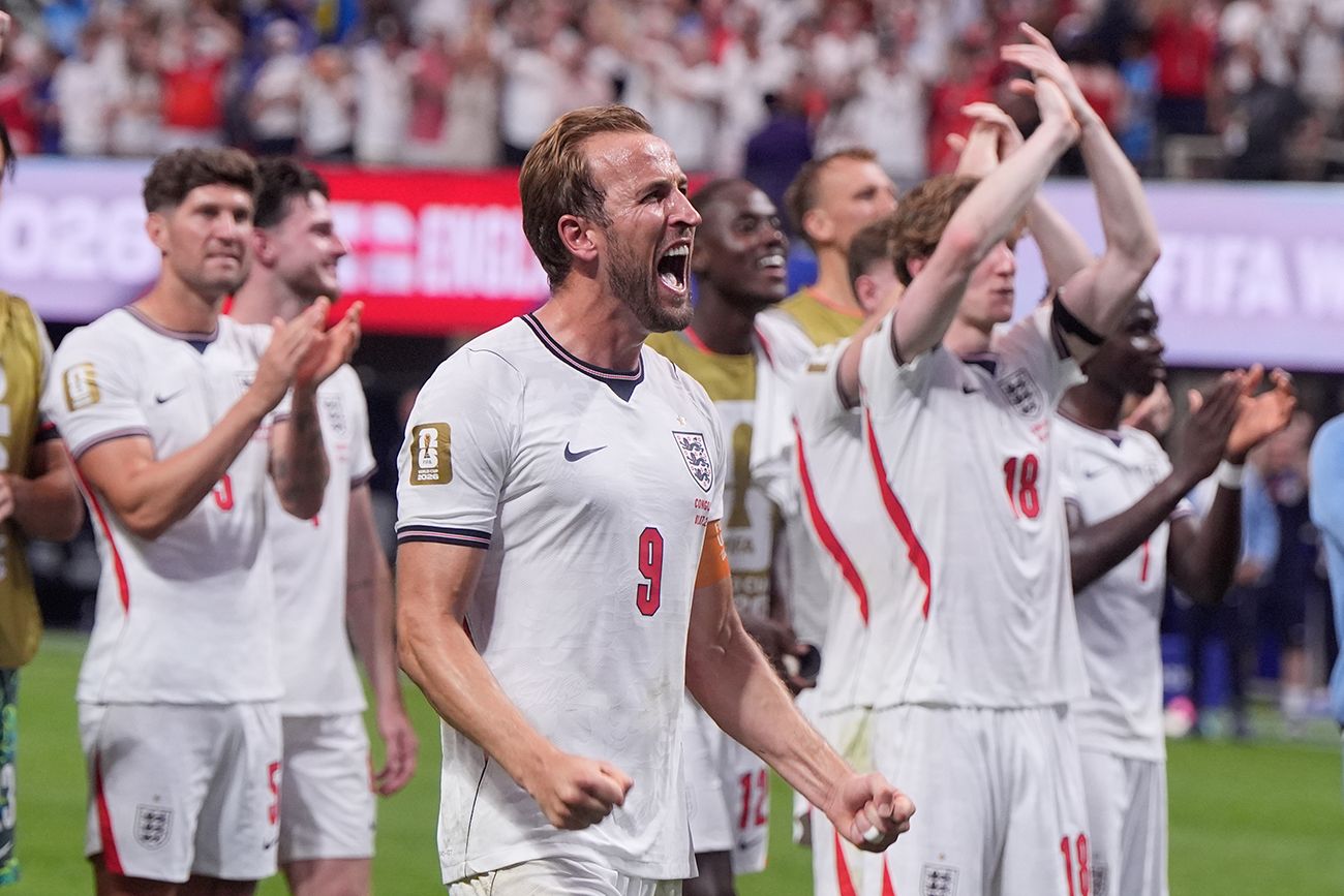 Harry Kane (9) de Inglaterra celebra con su compañero Elliot Anderson al final del partido de dieciseisavos de final de la Copa Mundial de Fútbol entre Inglaterra y Congo en Atlanta.