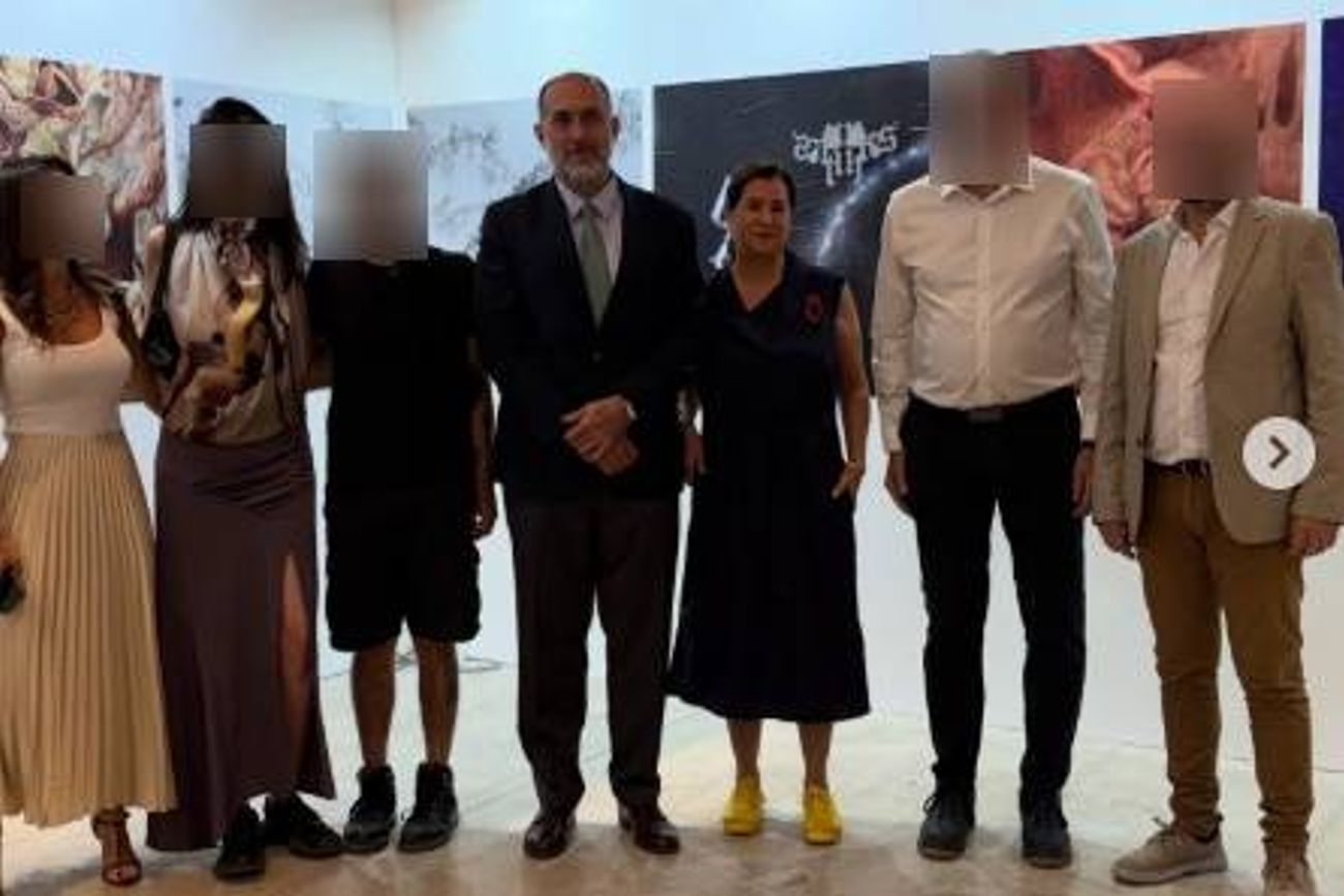 El ministro de Economía, Guillermo Acosta, junto a su esposa Paola di Rienzo, en una muestra en La Casa de la Provincia de Córdoba en Buenos Aires.