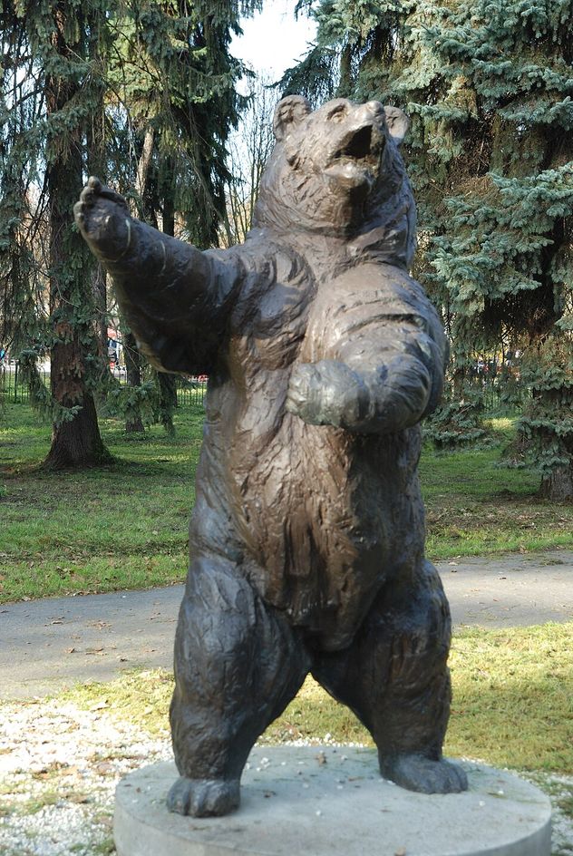 Wojtek fue un oso pardo adoptado por los soldados de la 22.º Compañía de Suministros de Artillería, Segundo Cuerpo, del ejército polaco durante la Segunda Guerra Mundial.
