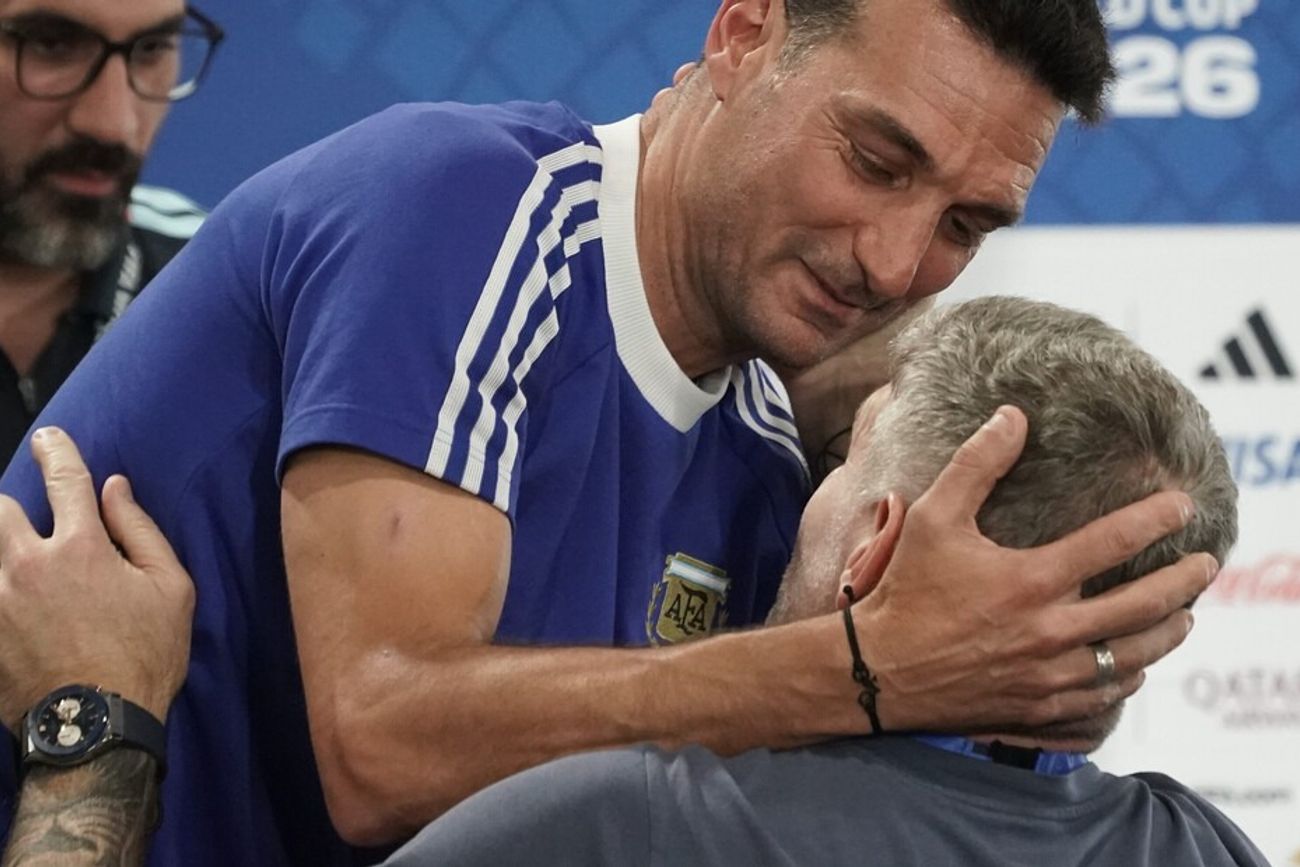 Scaloni y Martín Palermo, en el emotivo reencuentro que tuvieron durante una de las conferencias de prensa del DT argentino en el Mundial 2026.
