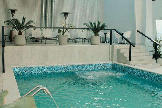 Las habitaciones con agua termal permiten extender los beneficios del destino más allá de las piletas y espacios comunes.