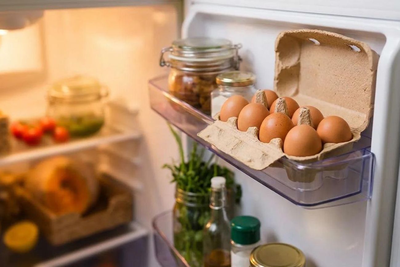 Guardar los huevos en la puerta de la heladera es un hábito muy común, pero los cambios constantes de temperatura pueden afectar su conservación.