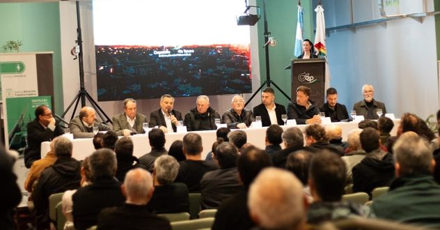 Acto de firma de convenio para montar una nueva estación transformadora de energía en Río Tercero.