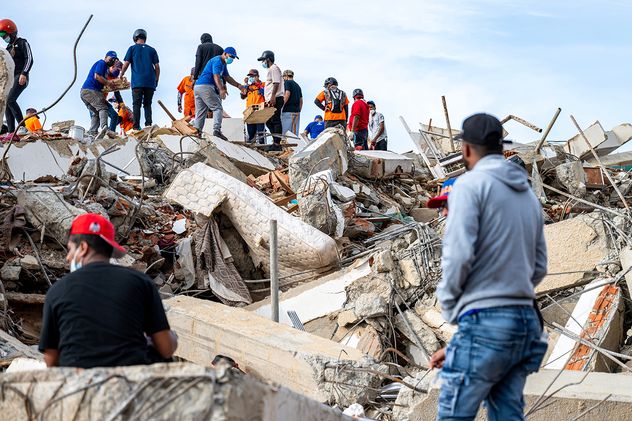 Rescatistas y voluntarios ayudan a encontrar sobrevivientes entre los escombros de un edificio derrumbado en Caraballeda, estado de La Guaira, Venezuela.