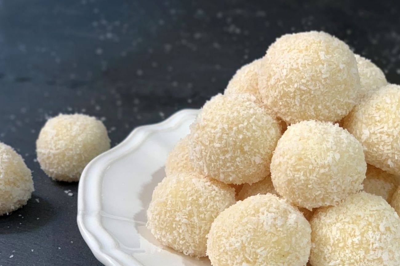 Ni galletitas ni barritas: la receta de trufas proteicas listas en minutos y sin horno.