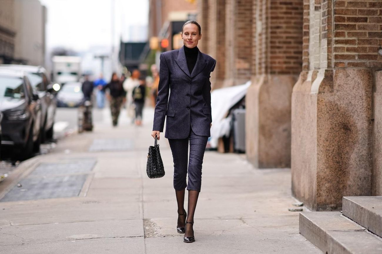 Los pantalones capri reaparecen este invierno en versiones de sastrería, denim y tejidos elásticos, combinados con botas y abrigos largos.