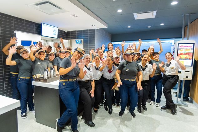 La apertura de las nuevas sucursales generó 100 puestos de trabajo para jóvenes que ingresan por primera vez al mercado laboral local.