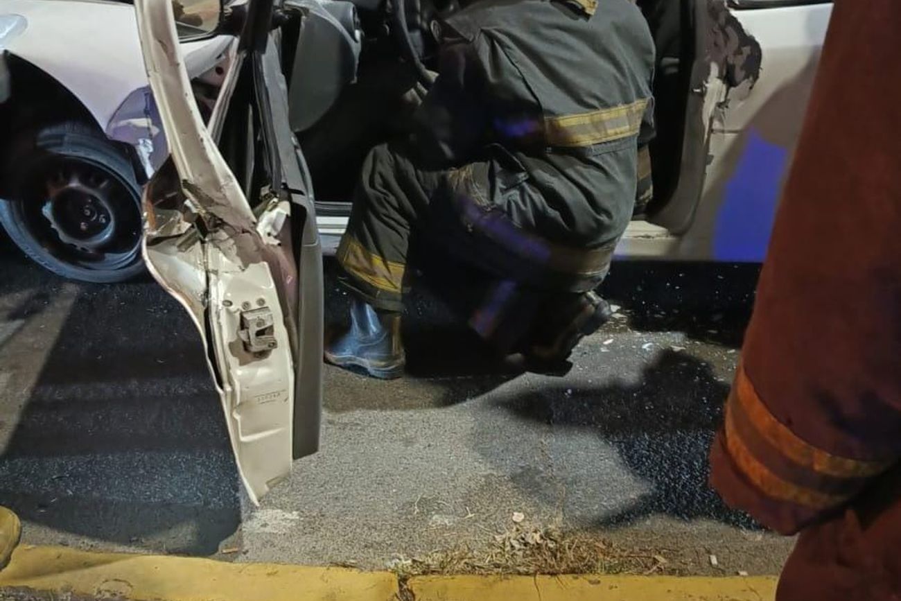 En avenida Fuerza Aérea, la Policía y los bomberos debieron trabajar intensamente para sacar al conductor de un auto atrapado tras un choque.