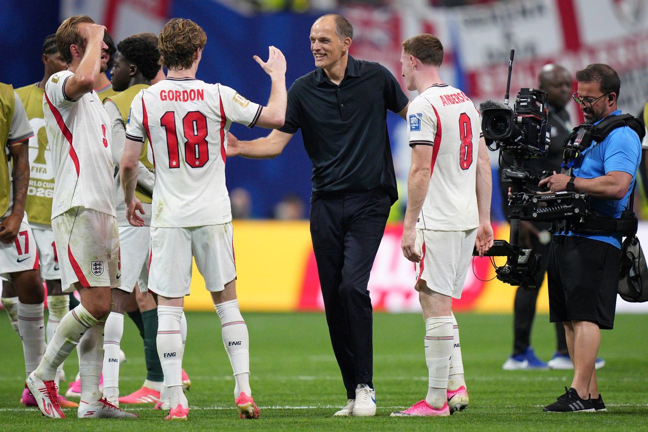 El alemán Thomas Tuchel celebra con sus jugadores la victoria de Inglaterra y el pase a los octavos de final en el Mundial 2026. (AP)