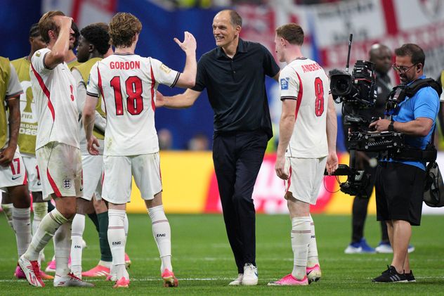 El alemán Thomas Tuchel celebra con sus jugadores la victoria de Inglaterra y el pase a los octavos de final en el Mundial 2026. (AP)