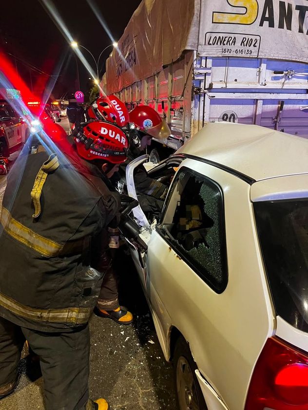 En avenida Fuerza Aérea, la Policía y los bomberos debieron trabajar intensamente para sacar al conductor de un auto atrapado tras un choque. 