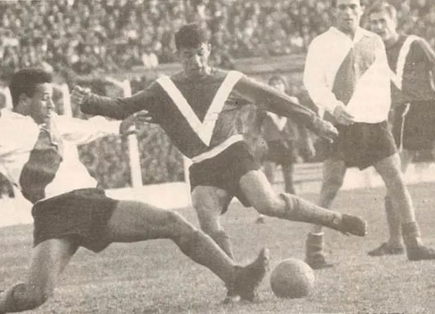 Ramos Delgado intenta el cierre ante Osvaldo Fernández, de Vélez, en 1964.