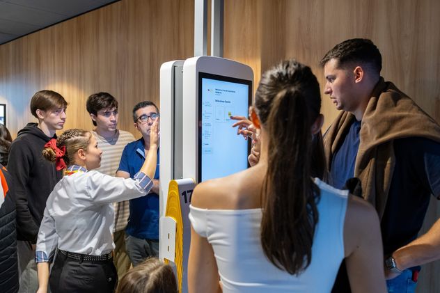 Los nuevos restaurantes incorporan terminales digitales táctiles para que los clientes realicen y abonen sus pedidos de forma autónoma.