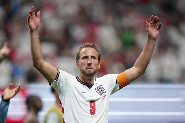 Harry Kane (9) de Inglaterra celebra con su compañero Elliot Anderson al final del partido de dieciseisavos de final de la Copa Mundial de Fútbol entre Inglaterra y Congo en Atlanta.