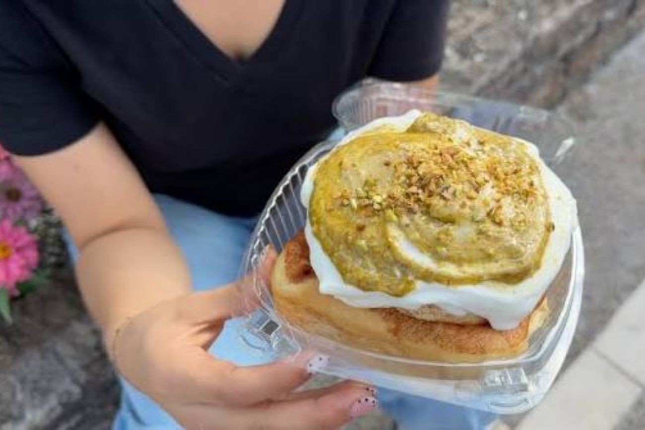Cómo hacer rolls de pistacho y chocolate blanco: la receta casera que es furor.