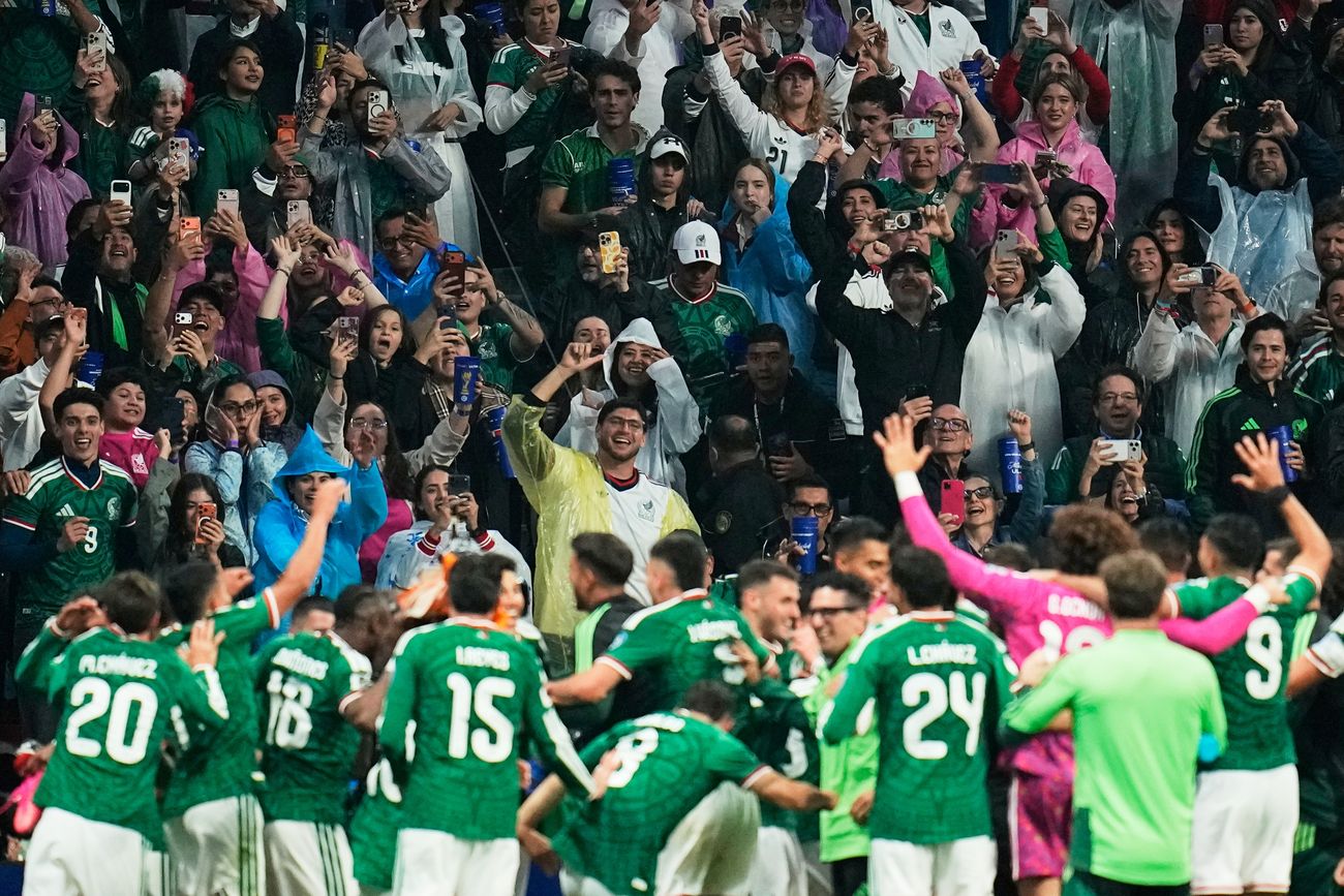 México festejó con su gente la clasificación.