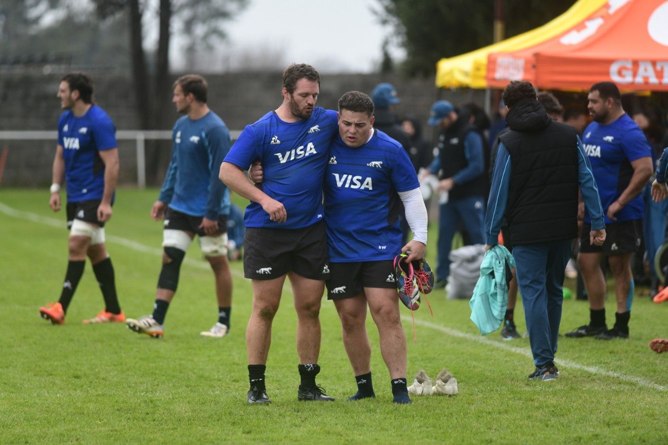 Julián Montoya, capitán de Los Pumas, y el villamariense Boris Wenger en el entrenamiento de Los Pumas en cancha de Palermo Bajo. (Ramiro Pereyra)
